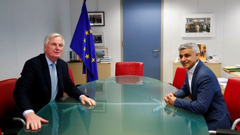 Khan, a la derecha, con el negociador europeo del �brexit�, Michel Barnier