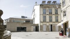 El Pazo de Montenegro (a la derecha) fue rehabilitado por la USC a principios de siglo como sede del Vicerrectorado 