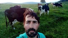 Autofoto realizada por Xos� Regueiro delante de uno de los prados en los que pastan sus vacas