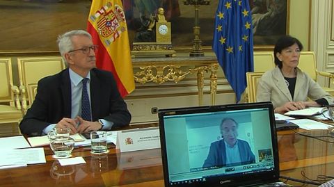 Isabel Cela, ministra de Educacin, y Alejandro Tiana, secretario de Estado de Educacin, en la videoconferencia con los consejeros