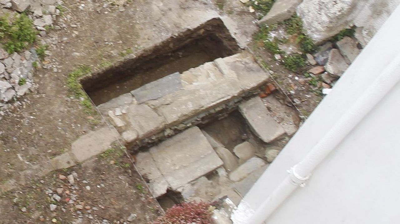 Una obra del Rexurbe en Ferrol destapa vestigios de la muralla medieval