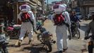 
Voluntarios durante una operacin para descontaminar las calles de Idlib, al noroeste de Siria, en medio de la pandemia del coronavirus