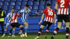 V�ctor Garc�a trata de avanzar ante la defensa del Bilbao Athletic