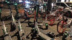 CAOS EN BERL�N La imagen es de hace dos semanas. En Berl�n, patinetes el�ctricos de alquiler, que circulan por aceras y zonas peatonales, se dejan aparcados en cualquier lugar
