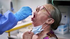 Una trabajadora sanitaria es sometida a una prueba PCR en M�stoles