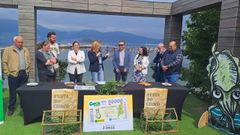 El delegado de la ONCE en Galicia, Manuel Mart�nez Pan en el acto de presentaci�n con la alcaldesa, Digna Rivas