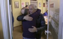 Abrazo entre V�zquez Barquero y Pachi V�zquez tras conocerse el resultado de las primarias. 