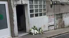 Ofrenda floral por el chico que muri� de sobredosis en la calle Vicente Aleixandre, en el lugar donde compr� la droga que lo mat�
