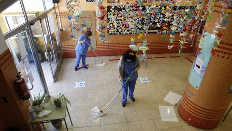 Personal de limpieza este viernes en el vestbulo del instituto monfortino Ro Cabe