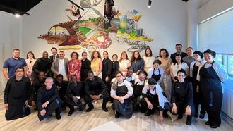 La delegaci&oacute;n del Ministerio de Educaci&oacute;n se fotografi&oacute; con los alumnos del CIFP Paseo das Pontes