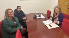 Formalizaci�n del contrato entre Beatriz Sestayo y representantes de la empresa