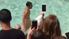 Nadando desnudo en la Fontana de Trevi