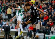 Tena, saltando de cabeza a por un bal�n en su encuentro de debut, ante el C�rdoba.