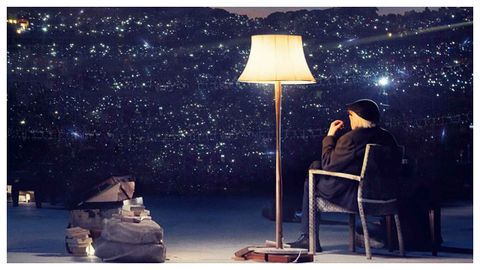 El ciego clarividente, ante la multitud. Camilleri, el 11 de junio del 2018, con 92 a�os y ya ciego por un glaucoma, en el montaje de �Conversaci�n sobre Tiresias�, un mon�logo teatral sobre el clarividente adivino ciego de Tebas, en una funci�n que acogi� el abarrotado teatro Griego de Siracusa y que fue llevada al cine. 