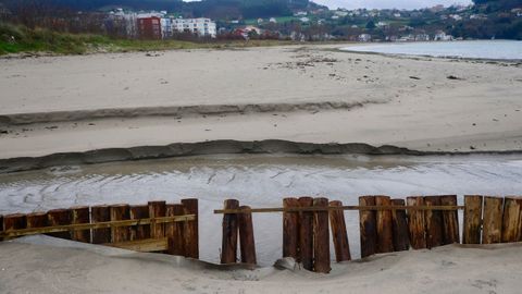 Parte de la empalizada del riachuelo, da�ada a ra�z de los temporales