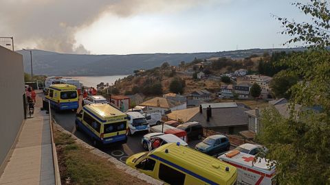 Voluntarios de Cruz Roja que participaron en el traslado de los usuarios de la residencia de mayores de Chandrexa de Queixa.
