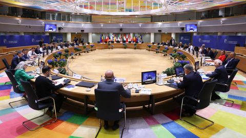 Los lderes de los Veintisiete, adems de Zelenski, debatiendo este jueves alrededor de una mesa redonda durante la cumbre de Bruselas.