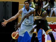 Lawson trata de impedir un pase interior en el encuentro disputado ante el Huesca. 