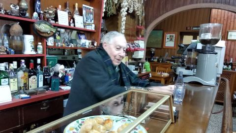�scar Cuervo apura sus �ltimos d�as detr�s de la barra de Casa Lito, en Oviedo.