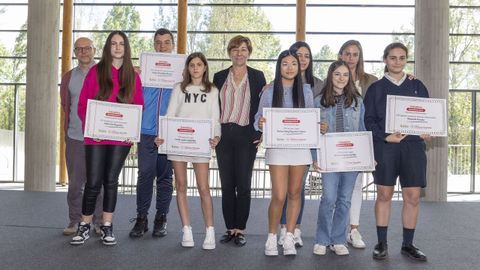 Esther Couceiro (en el centro), directora de la biofbrica de Ence en Pontevedra, entreg los galardones de la categora Ence de Periodismo en la Escuela