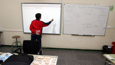 Imagen de archivo de un alumno de Santiago usando la pantalla digital en clase