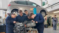 Alumnos del IES Pea Novo, trabajando en los talleres de automocin.