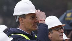 El presidente del Gobierno y el ministro de Justicia, F�lix Bola�os, durante su visita a los trabajos de demolici�n de los primeros edificios del acuartelamiento de Campamento, en Madrid.