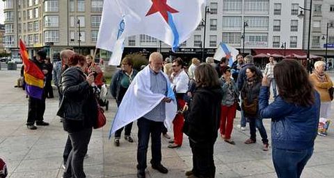 <span lang= es-es >Concentraci�n republicana.</span> La Praza 8 de de Marzo de Cee fue escenario la tarde del lunes de una concentraci�n de partidarios de la rep�blica. No hubo gran concurrencia, pero s� cierta tensi�n al identificar agentes de la Guardia Civil a alg�n participante.