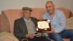 El alcalde de Negreira y la edila Mar Garc�a Vidal visitaron a Federico Quint�ns el viernes, coincidiendo con el d�a de su 104 cumplea�os. El vecino de A Chancela se emocion� leyendo su placa y subray� que no merec�a tanto. 