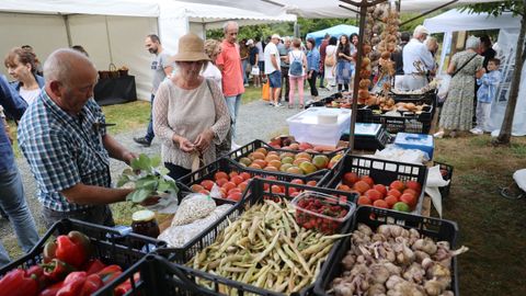 Os asistentes puideron mercar froitas e verduras, entre outros produtos