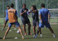 Luisito y Pepe Rico dan instrucciones a los jugadores durante un entrenamiento. 