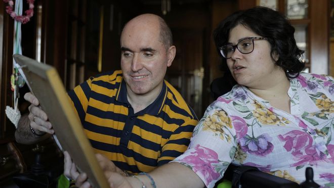 Miguel L�pez y la dumbriesa Rebeca Cernadas observan una fotograf�a.