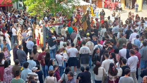La plaza de Espa�a durante la actuaci�n de un grupo de animaci�n callejera en la tarde del s�bado