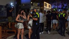 La polic�a local de Marbella desalojando este viernes la zona de ocio nocturno