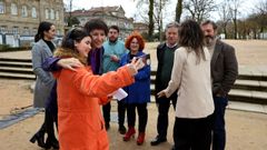 La portavoz nacional del BNG, Ana Pont�n, este martes, en Pontevedra, con los diputados electos por la provincia, el alcalde y una joven que se quiso hacer una foto con ella