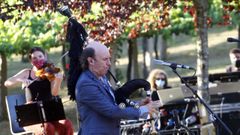 Carlos Nez tocando la gaita en un concierto.