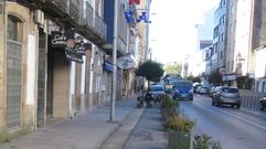 A la izquierda, bares cerrados en la r�a da Pravia en d�as pasados