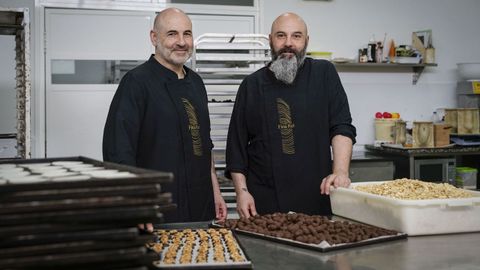 Miguel y Manuel Mosquera, en el obrador de Fina Rei, en Allariz