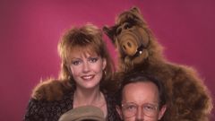 La actriz Anne Schedeen, junto al personaje de Alf en la famosa serie