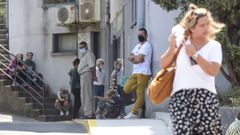Familiares de pacientes, esta semana, en la entrada de urgencias del hospital Montecelo, en Pontevedra