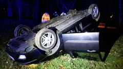 El coche qued� volcado en la zona de c�sped. 