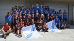 Los italianos, de azul, posan con los remeros de Cabo tras el gallego de trainerillas.