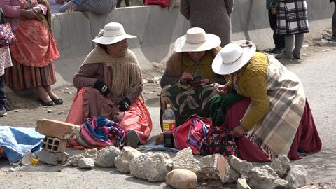 Tres mujeres en El Alto, durante una concentraci�n contra el Gobierno de Rodrigo Paz