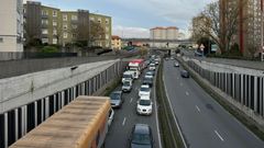 Vehículos completamente parados justo antes del enlace entre la avenida de San Cristóbal y Alfonso Molina