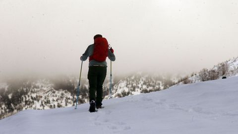 Raquetas de nieve y bastones son parte del equipamiento imprescindible para hacer rutas de monta�a estos d�as en O Courel