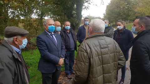 El alcalde de Monforte, Jos� Tom�, hace unos d�a en una reuni�n con vecinos