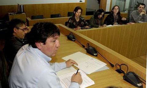 Gobierno y oposici�n buscaron opciones para rebajar el recibo del IBI en la comisi�n de Facenda.