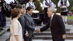  El presidente del Parlamento Europeo, Antonio Tajani (d), y el presidente del Principado, Javier Fern�ndez, se saludan a su llegada hoy a Oviedo 