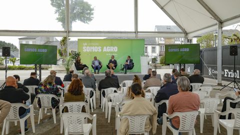 Francisco L�pez, presidente do Craega; Xes�s Mazaira, socio�de Airas Moniz; e Jorge Eiroa, director de Compras de Vegalsa-Eroski en Friol