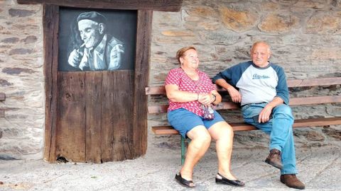 Dos vecinos de Villaoril de Ibias al lado de una de las obras de���rase una vez en Villaoril�, de Mar�a del Roxo